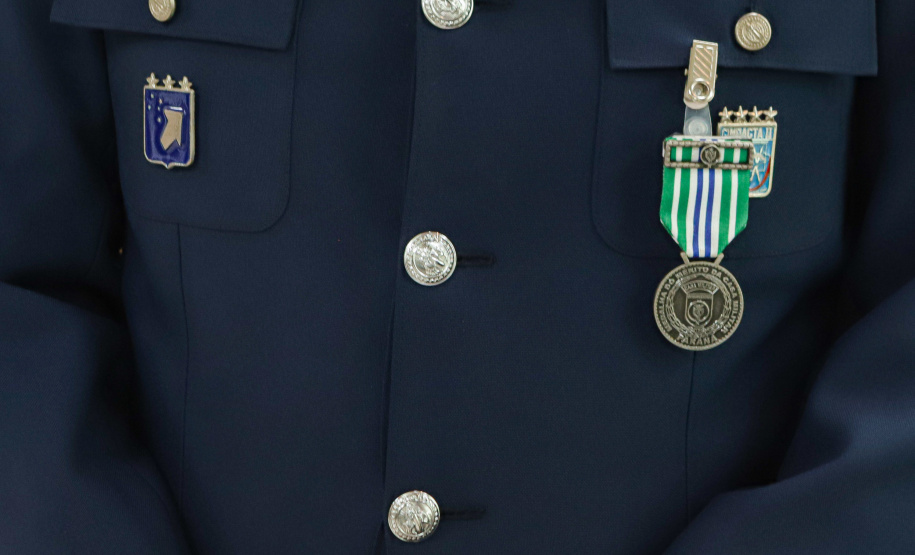 Curitiba, 24 de outubro de 2023 - O governador Carlos Massa Ratinho Jr., recebe em seu gabinete a visita de representantes do Cindacta II e concede Medalha de Honra da Casa Militar para oficiais.