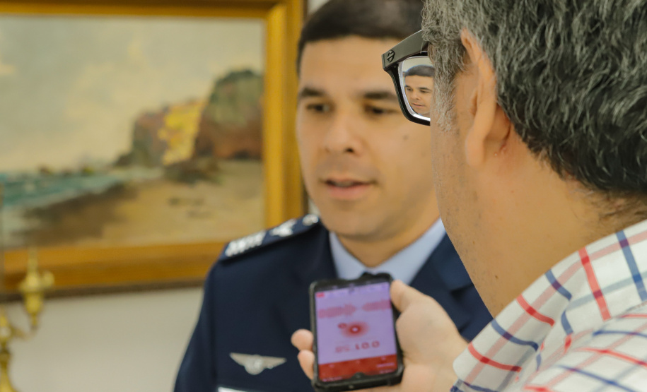 Curitiba, 24 de outubro de 2023 - O governador Carlos Massa Ratinho Jr., recebe em seu gabinete a visita de representantes do Cindacta II e concede Medalha de Honra da Casa Militar para oficiais.