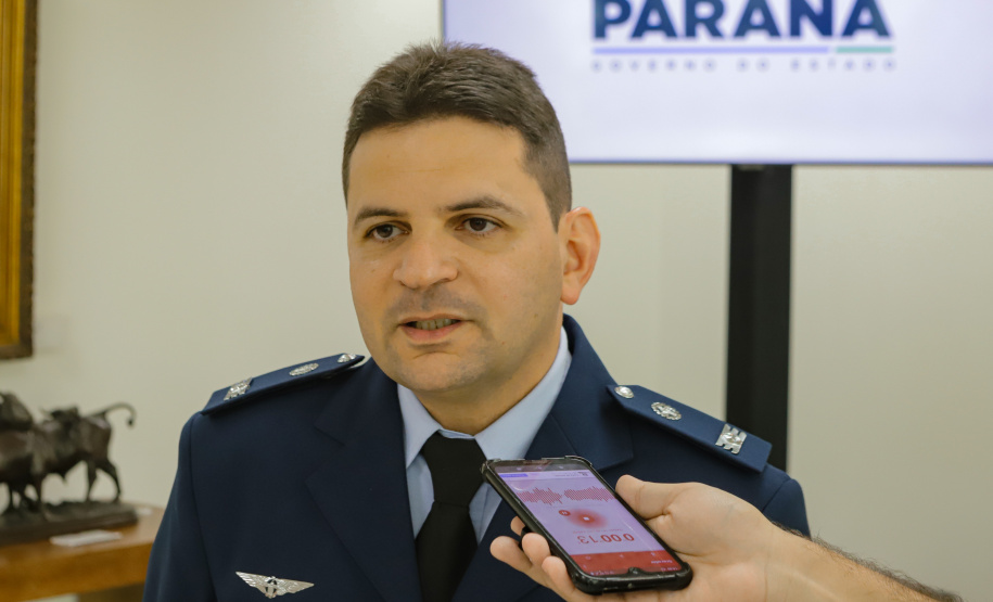 Curitiba, 24 de outubro de 2023 - O governador Carlos Massa Ratinho Jr., recebe em seu gabinete a visita de representantes do Cindacta II e concede Medalha de Honra da Casa Militar para oficiais.