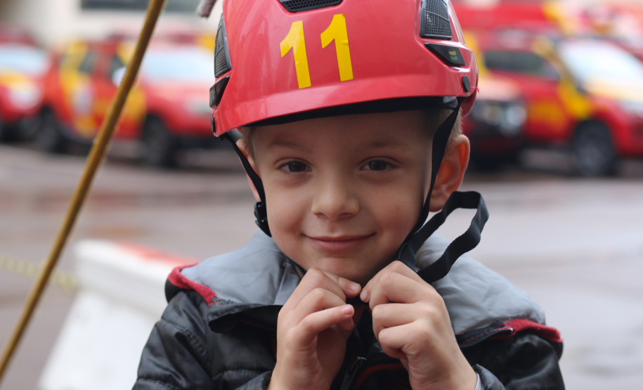 Crianças se divertem no quartel durante comemoração de aniversário do CBMPR Crédito: CBMPR