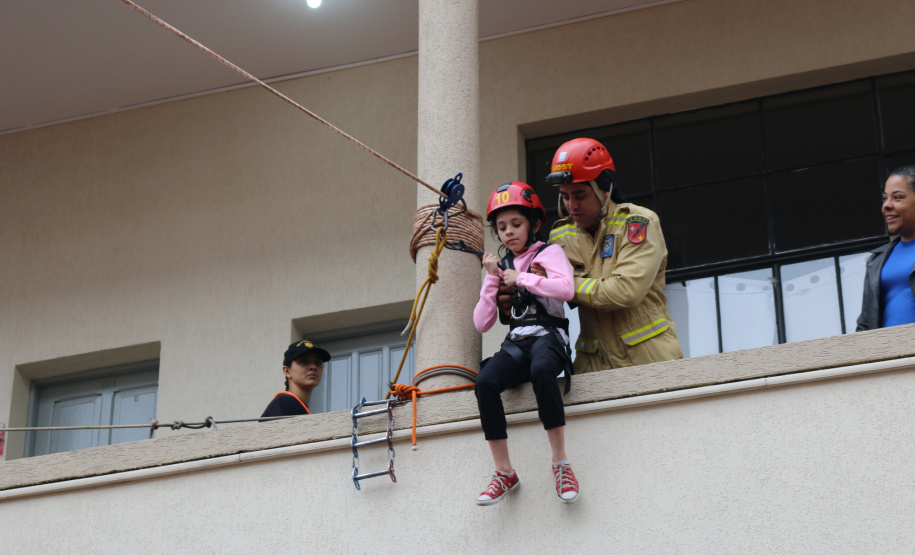 Crianças se divertem no quartel durante comemoração de aniversário do CBMPR Crédito: CBMPR