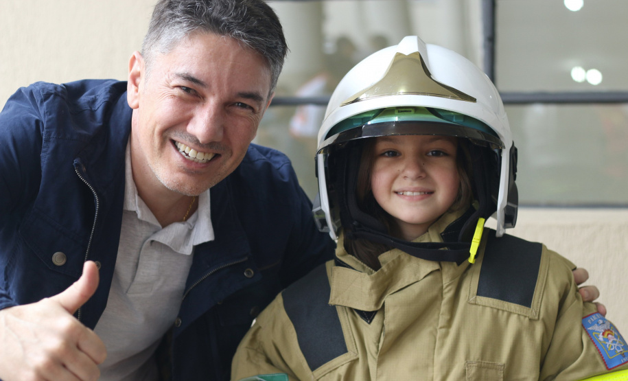 Crianças se divertem no quartel durante comemoração de aniversário do CBMPR Crédito: CBMPR