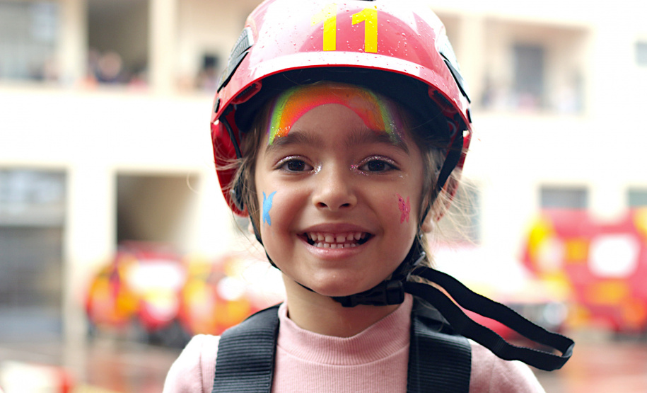 Crianças se divertem no quartel durante comemoração de aniversário do CBMPR Crédito: CBMPR