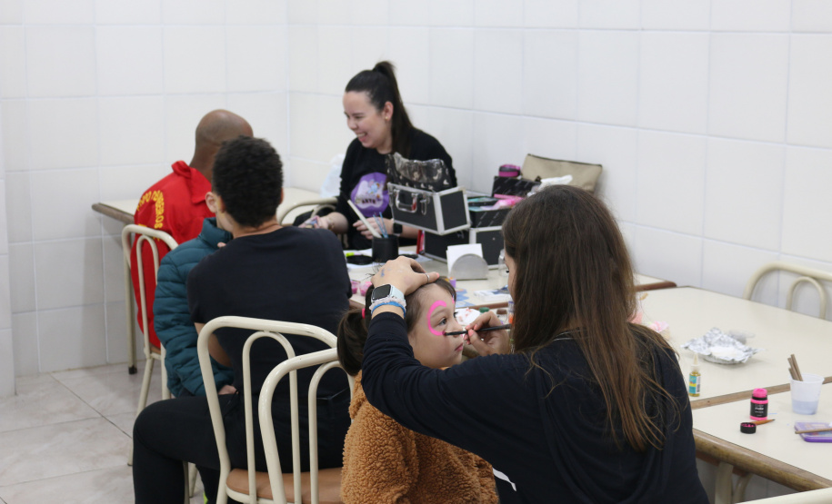 Crianças se divertem no quartel durante comemoração de aniversário do CBMPR Crédito: CBMPR