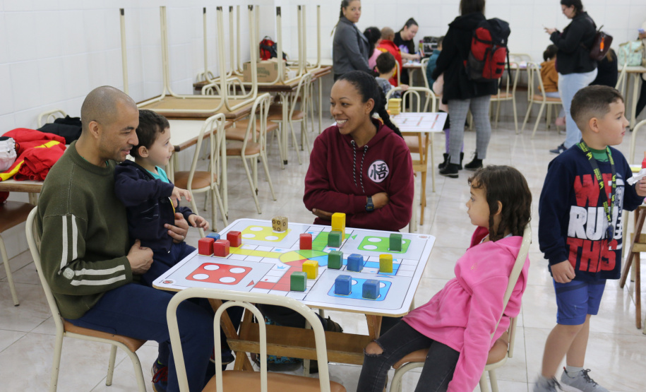 Crianças se divertem no quartel durante comemoração de aniversário do CBMPR Crédito: CBMPR