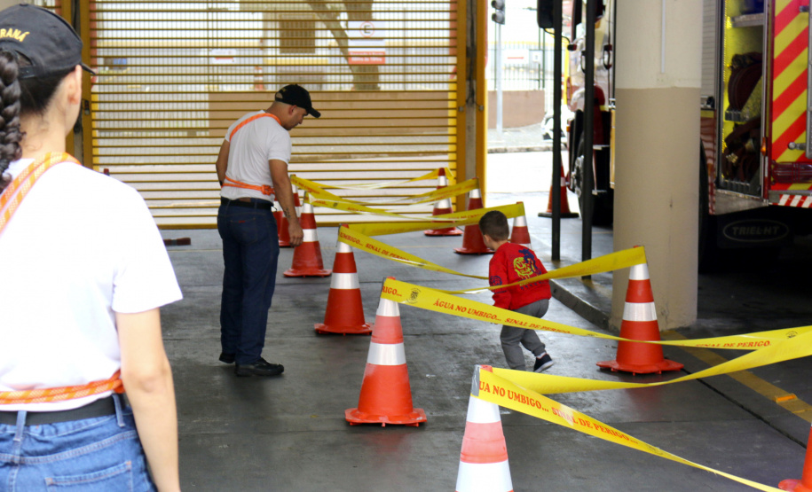 Crianças se divertem no quartel durante comemoração de aniversário do CBMPR Crédito: CBMPR