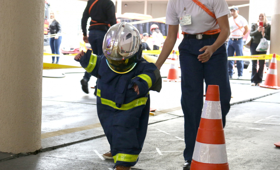 Crianças se divertem no quartel durante comemoração de aniversário do CBMPR Crédito: CBMPR