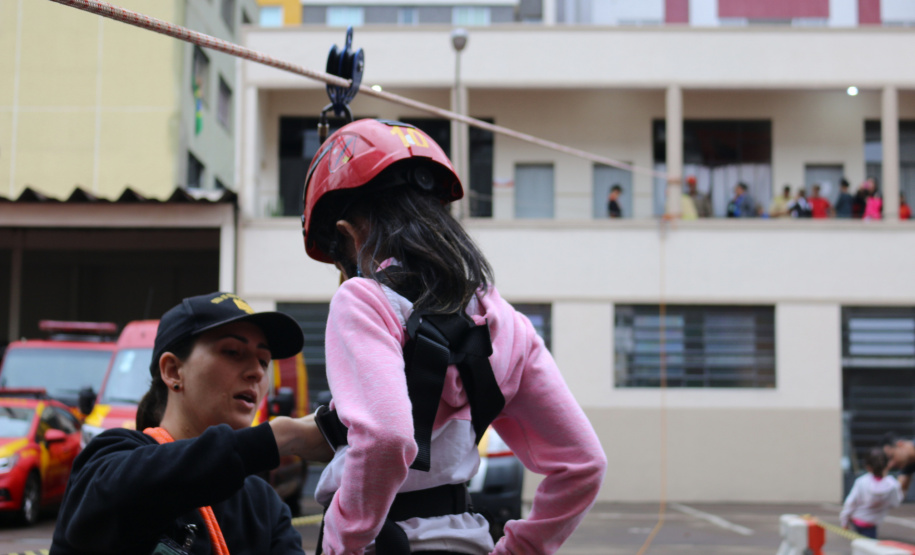 Crianças se divertem no quartel durante comemoração de aniversário do CBMPR Crédito: CBMPR