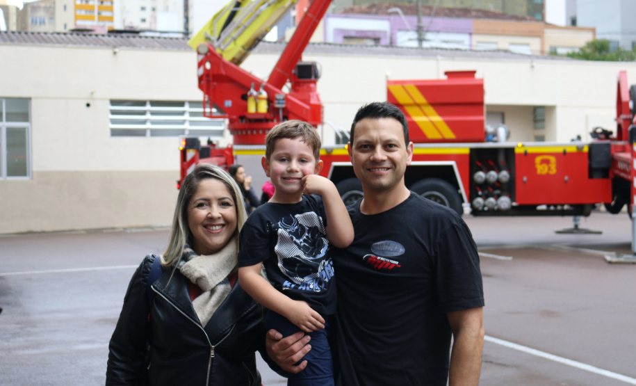 Crianças se divertem no quartel durante comemoração de aniversário do CBMPR Crédito: CBMPR