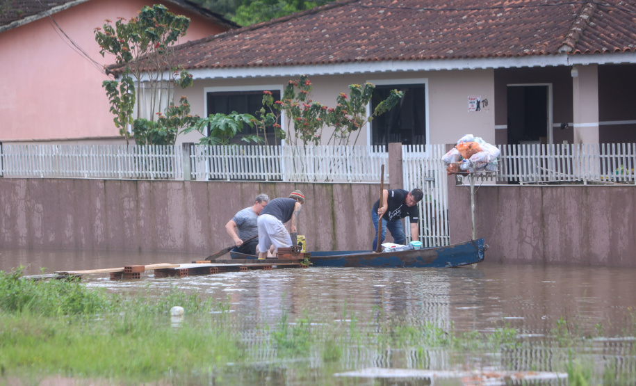 Em União da Vitória, onde o nível do Rio Iguaçu continua acima dos 8 metros, mais 480 cestas básicas enviadas pela Defesa Civil chegaram nesta quarta-feira (18) para serem distribuídas à população.