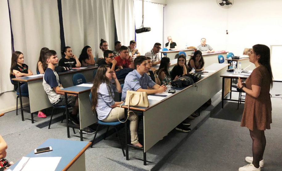 Estado planeja políticas públicas para fortalecer permanência no ensino superior