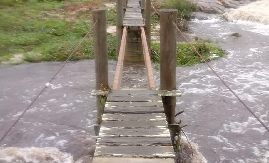 Parte da ponte que leva à cachoeira da Ponte de Pedra e ao mirante do Parque Guartelá caiu.
