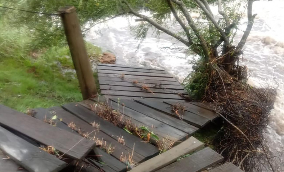 Parte da ponte que leva à cachoeira da Ponte de Pedra e ao mirante do Parque Guartelá caiu.