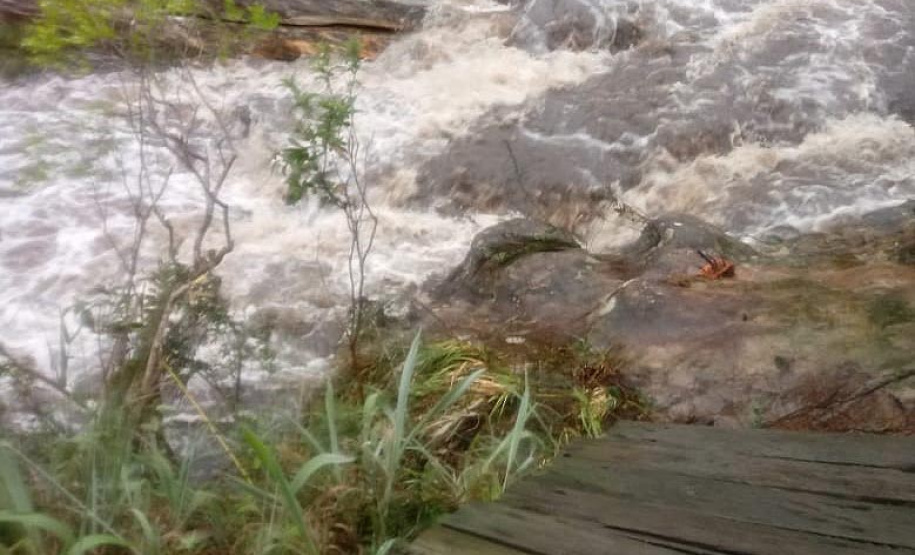 Parte da ponte que leva à cachoeira da Ponte de Pedra e ao mirante do Parque Guartelá caiu.