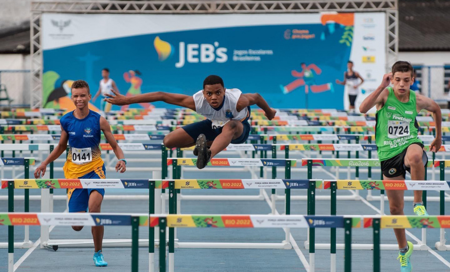 A delegação paranaense vai estrear nesta sexta-feira nos Jogos Escolares Brasileiros (JEBS), em Brasília. O campeonato organizado pela Confederação Brasileira do Desporto Escolar (CBDE) acontece entre os dias 27 de outubro e 8 de novembro com 15 modalidades oficiais e quatro demonstrativas.