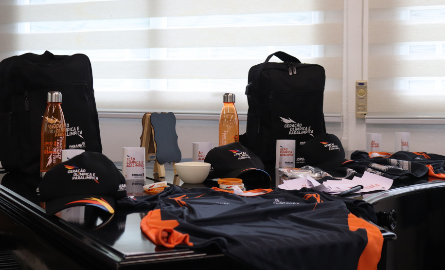 Programa Geração Olímpica e Paralímpica entrega mais de 400 kits para bolsistas da Capital