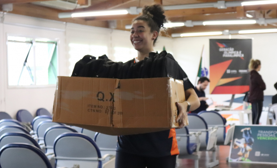 Programa Geração Olímpica e Paralímpica entrega mais de 400 kits para bolsistas da Capital
