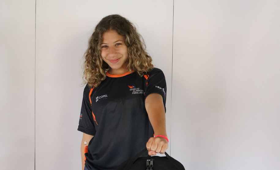 Programa Geração Olímpica e Paralímpica entrega mais de 400 kits para bolsistas da Capital