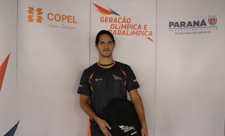 Programa Geração Olímpica e Paralímpica entrega mais de 400 kits para bolsistas da Capital