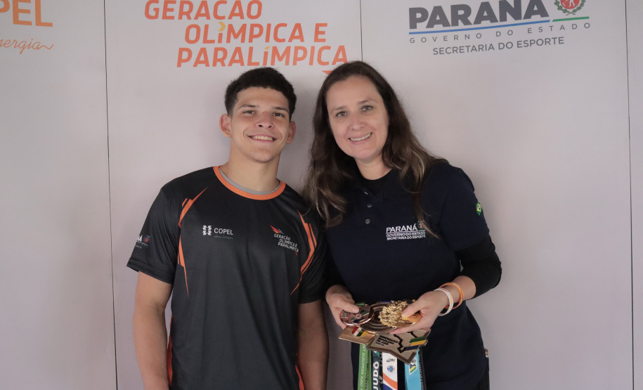 Programa Geração Olímpica e Paralímpica entrega mais de 400 kits para bolsistas da Capital