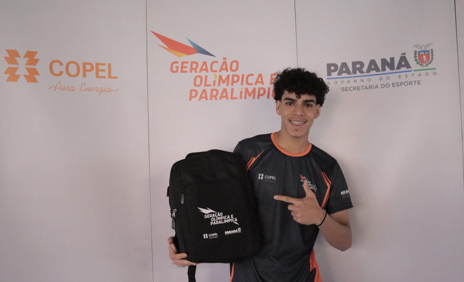 Programa Geração Olímpica e Paralímpica entrega mais de 400 kits para bolsistas da Capital