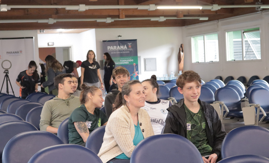 Programa Geração Olímpica e Paralímpica entrega mais de 400 kits para bolsistas da Capital