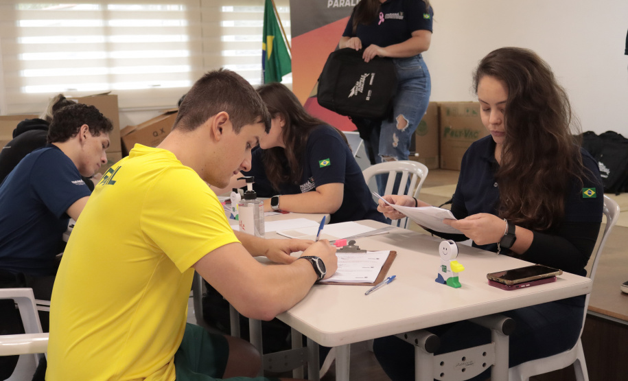 Programa Geração Olímpica e Paralímpica entrega mais de 400 kits para bolsistas da Capital