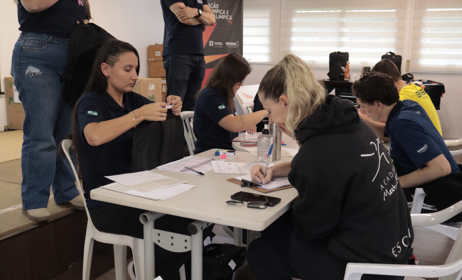 Programa Geração Olímpica e Paralímpica entrega mais de 400 kits para bolsistas da Capital