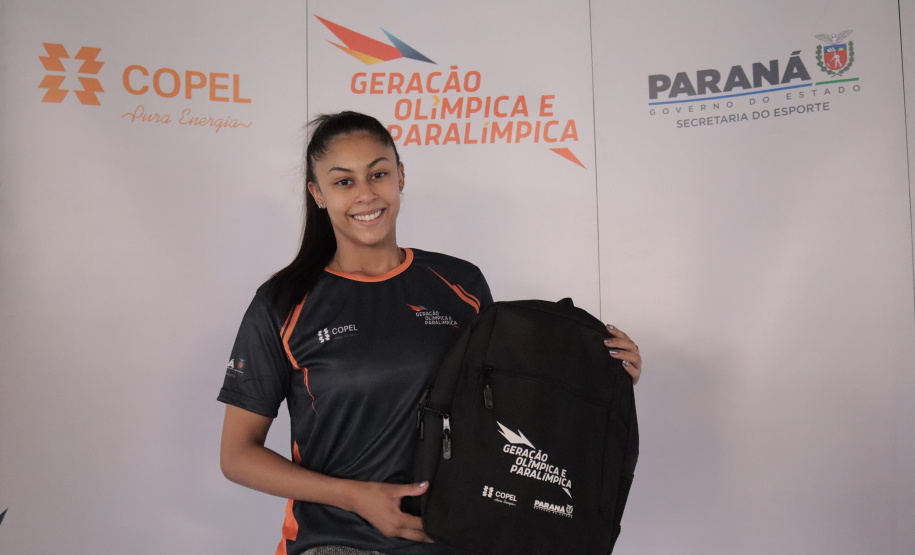 Programa Geração Olímpica e Paralímpica entrega mais de 400 kits para bolsistas da Capital