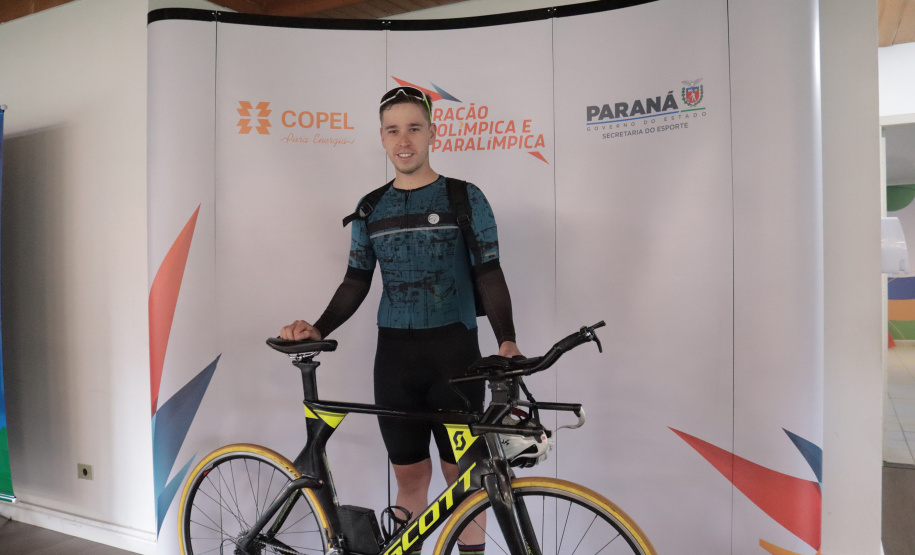 Programa Geração Olímpica e Paralímpica entrega mais de 400 kits para bolsistas da Capital