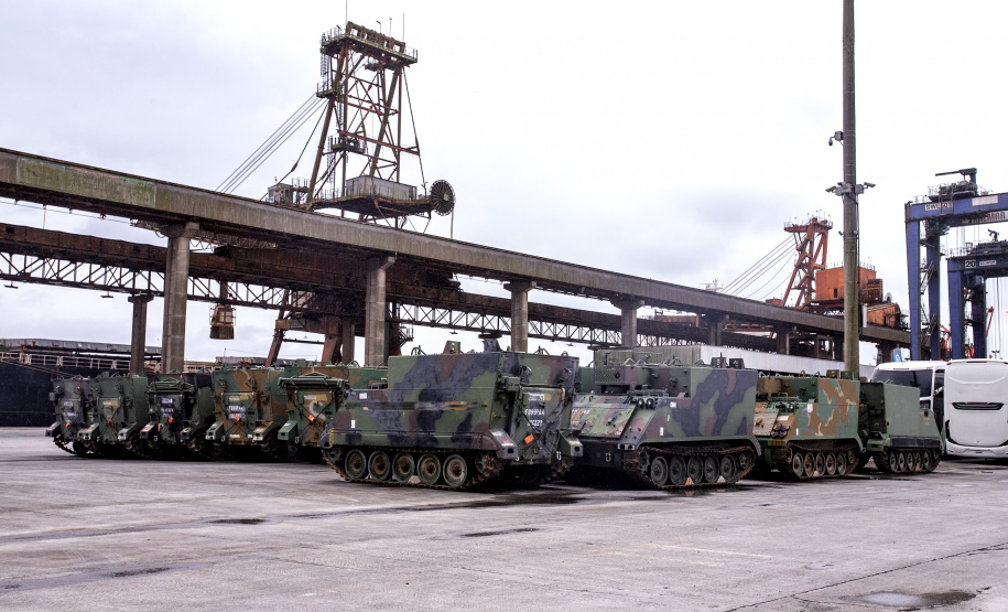 Porto de Paranaguá recebe 30 unidades de blindados para o Exército Brasileiro