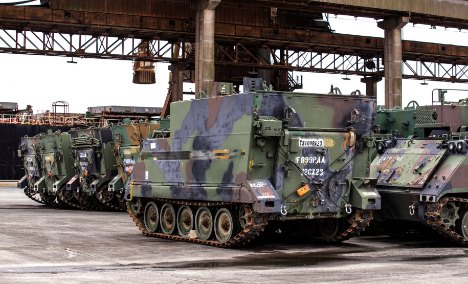 Porto de Paranaguá recebe 30 unidades de blindados para o Exército Brasileiro