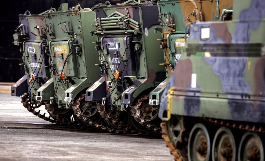 Porto de Paranaguá recebe 30 unidades de blindados para o Exército Brasileiro