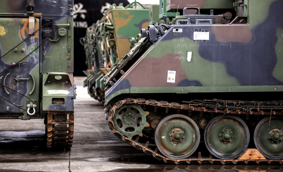 Porto de Paranaguá recebe 30 unidades de blindados para o Exército Brasileiro