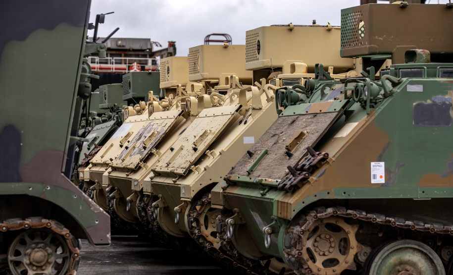 Porto de Paranaguá recebe 30 unidades de blindados para o Exército Brasileiro