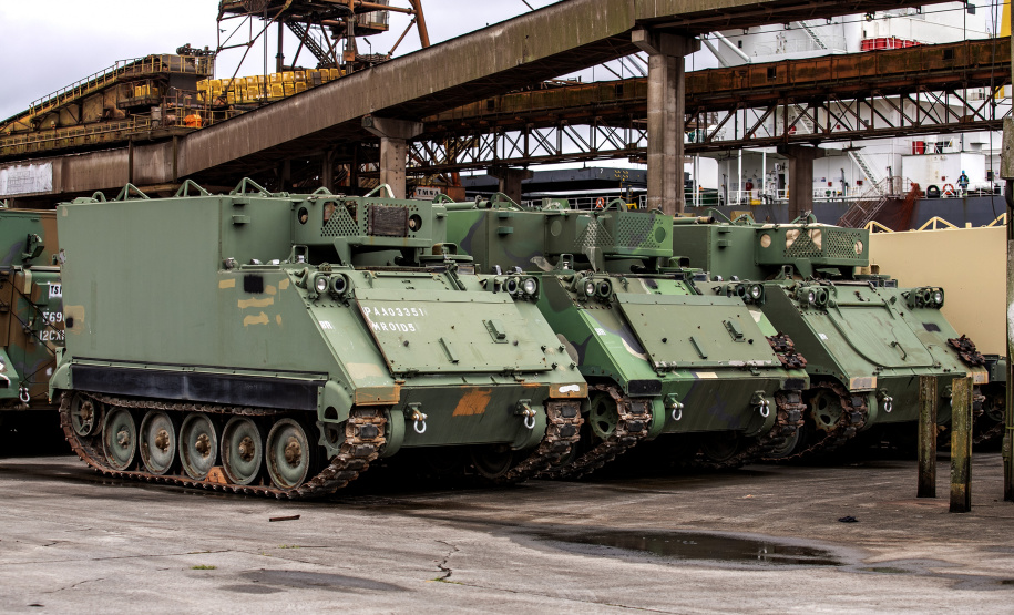 Porto de Paranaguá recebe 30 unidades de blindados para o Exército Brasileiro