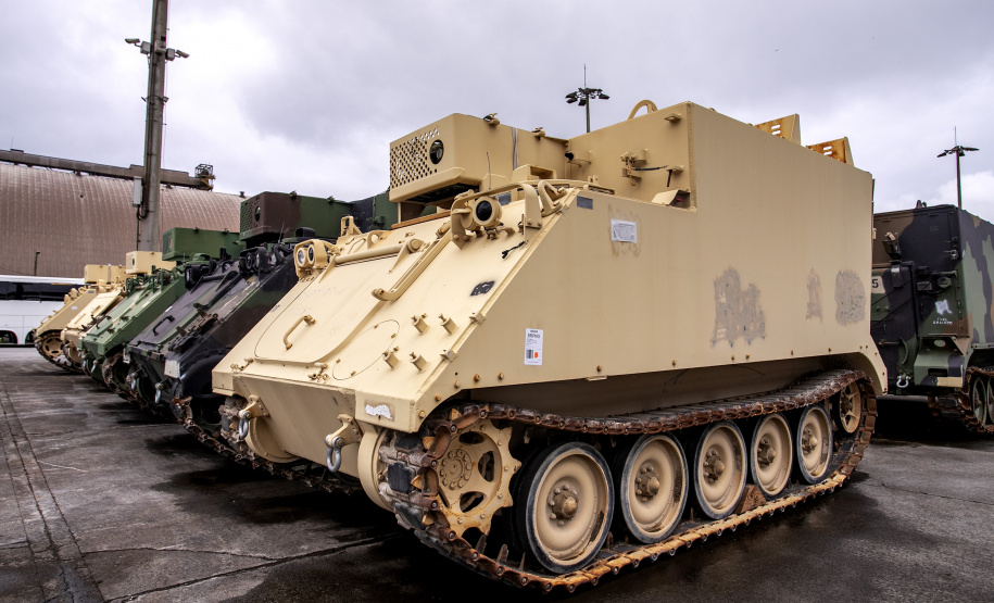 Porto de Paranaguá recebe 30 unidades de blindados para o Exército Brasileiro