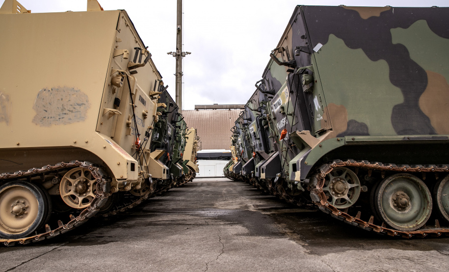 Porto de Paranaguá recebe 30 unidades de blindados para o Exército Brasileiro