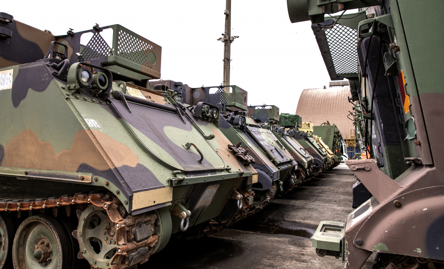 Porto de Paranaguá recebe 30 unidades de blindados para o Exército Brasileiro