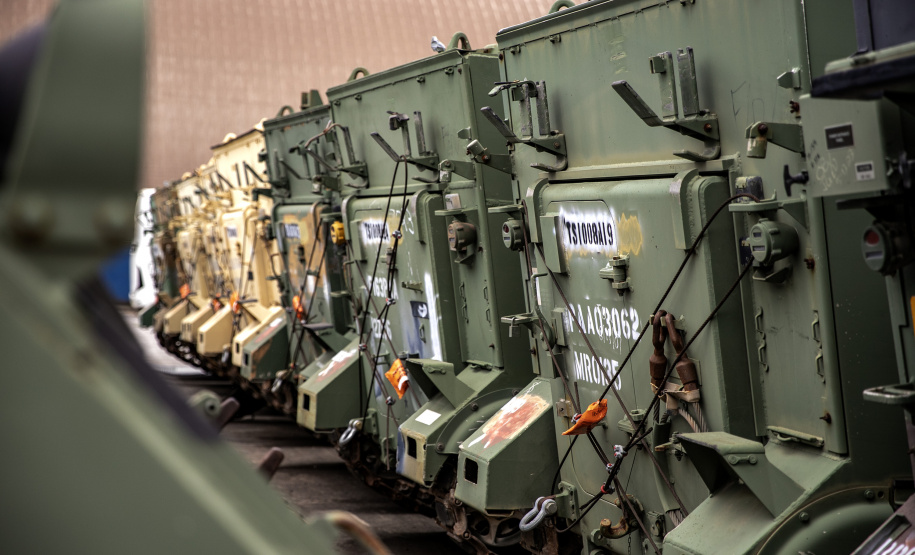 Porto de Paranaguá recebe 30 unidades de blindados para o Exército Brasileiro