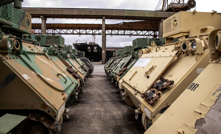 Porto de Paranaguá recebe 30 unidades de blindados para o Exército Brasileiro