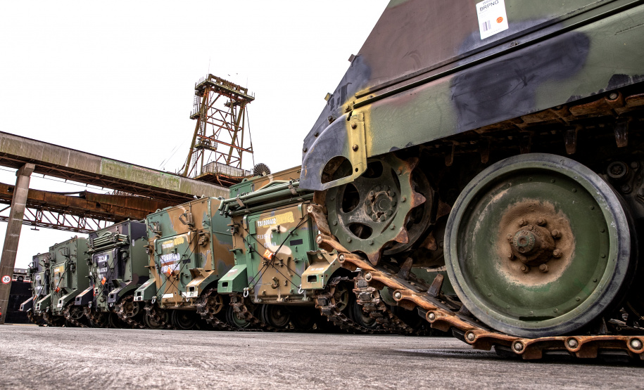 Porto de Paranaguá recebe 30 unidades de blindados para o Exército Brasileiro