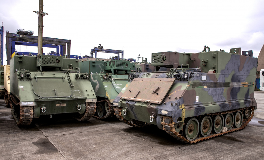 Porto de Paranaguá recebe 30 unidades de blindados para o Exército Brasileiro