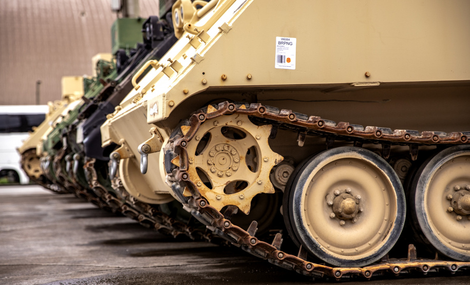 Porto de Paranaguá recebe 30 unidades de blindados para o Exército Brasileiro