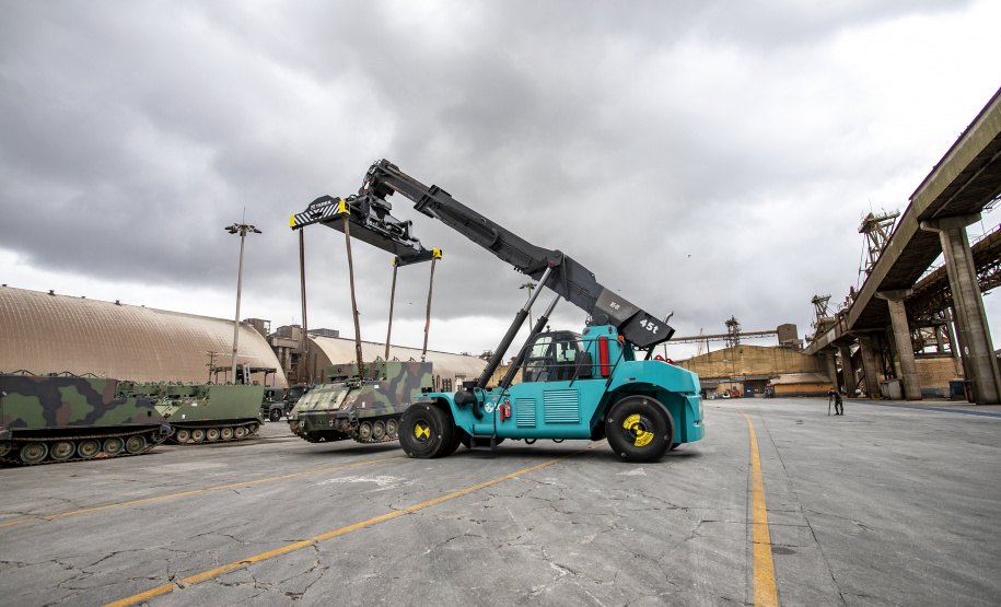 Porto de Paranaguá recebe 30 unidades de blindados para o Exército Brasileiro