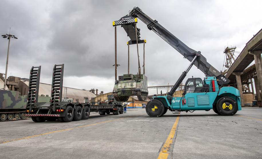 Porto de Paranaguá recebe 30 unidades de blindados para o Exército Brasileiro