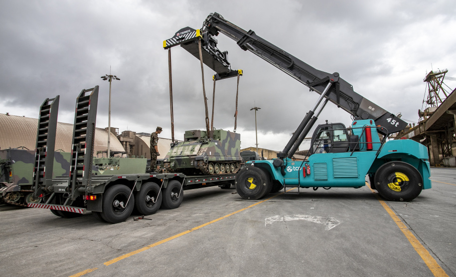 Porto de Paranaguá recebe 30 unidades de blindados para o Exército Brasileiro