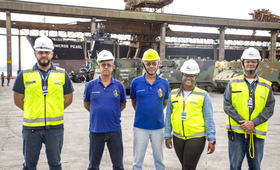 Porto de Paranaguá recebe 30 unidades de blindados para o Exército Brasileiro