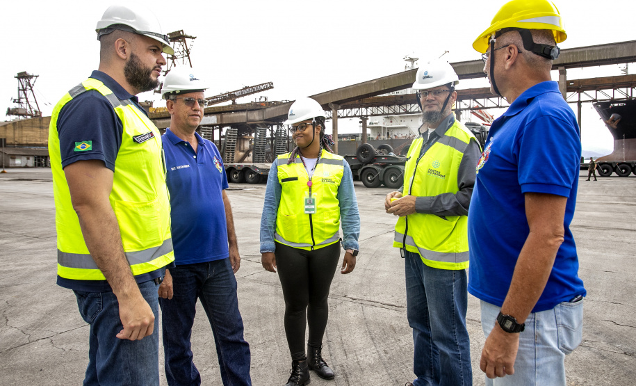Porto de Paranaguá recebe 30 unidades de blindados para o Exército Brasileiro