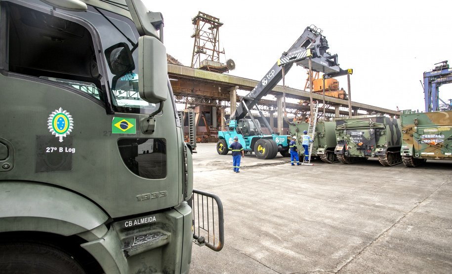 Porto de Paranaguá recebe 30 unidades de blindados para o Exército Brasileiro